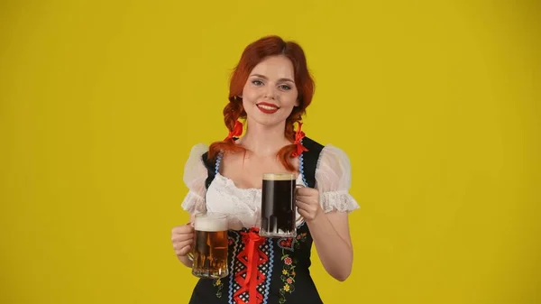 Geleneksel Bir Kostüm Giymiş Iki Bardak Bira Açık Koyu Renk — Stok fotoğraf