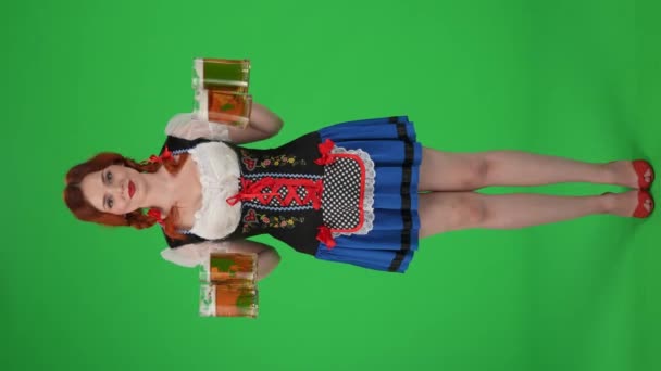 全尺寸的垂直绿色屏风隔离了一个年轻的德国女人的彩色关键视频 女服务员 拿着四杯啤酒 表现出惊奇和兴奋 十月节 啤酒节 — 图库视频影像