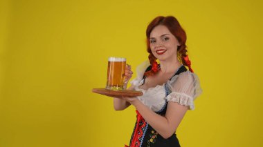 Orta sarı arka planda genç bir Alman kadının, geleneksel bir kostüm giymiş, elinde üç bardak bira ile bir tepsi taşıyan bir garsonun görüntüsü. Ekim Festivali, Festival, Reklam.