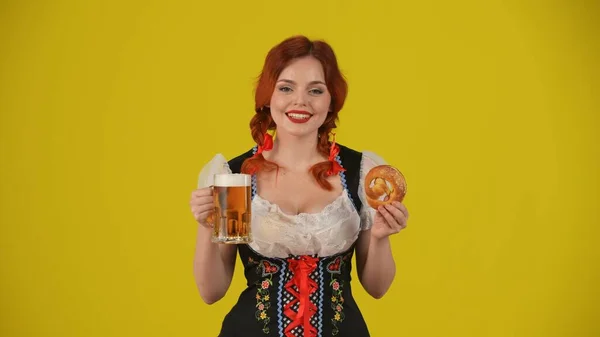 Geleneksel Bir Kostüm Giymiş Elinde Çubuk Kraker Bir Bardak Bira — Stok fotoğraf