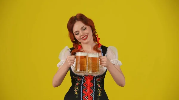 中黄色の背景は 若いドイツ人女性 ウェイトレスのショットを隔離し 伝統的な衣装を着て 2杯のビールをクリアし 陽気で微笑みました 10月フェスト ビールフェスティバル — ストック写真