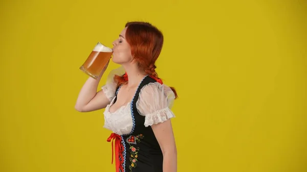 Geleneksel Bir Kostüm Giymiş Bir Yudum Bira Içip Zevkle Bira — Stok fotoğraf