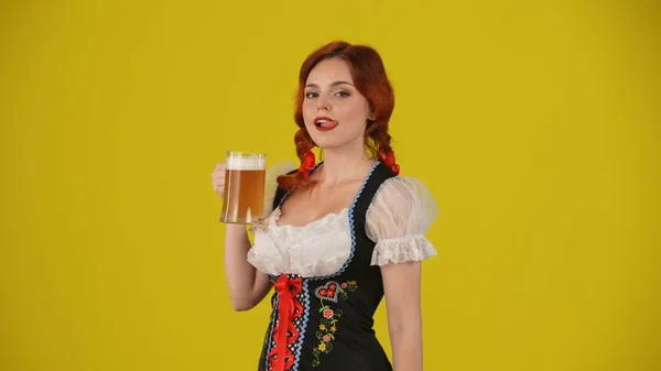 Mittelgelber Hintergrund Isolierte Aufnahme Einer Jungen Deutschen Frau Kellnerin Traditioneller — Stockfoto