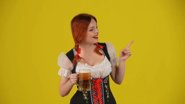 Μέτριο Κίτρινο Φόντο Απομονώνονται Πλάνα Μιας Νεαρής Γερμανίδας Σερβιτόρα Φορώντας — Φωτογραφία Αρχείου