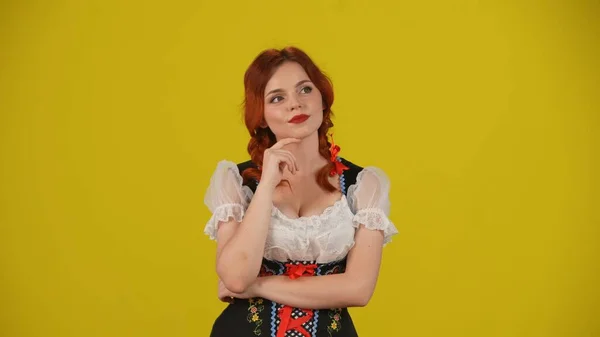Středně Žluté Pozadí Izolovaného Záběru Mladé Německé Ženy Servírky Tradičním — Stock fotografie