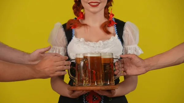 Sarı Arka Planda Geleneksel Bir Kostüm Giymiş Elinde Bira Tabağı — Stok fotoğraf