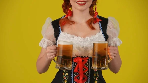 Крупный Желтый Фон Изолированный Снимок Неузнаваемой Молодой Немецкой Женщины Официантки — стоковое фото