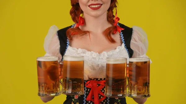 Sarı Arka Planda Tanınmayan Genç Bir Alman Kadının Görüntüsü Geleneksel — Stok fotoğraf