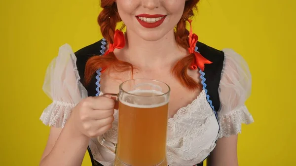 認識できない若いドイツ人女性のイエローバックグラウンドを隔離したショットを閉じ 伝統的な衣装を着たウェイトレス ラガー ビールを手にした 10月フェスティバル ブレスト フェスティバル — ストック写真