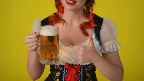 Zblízka Žluté Pozadí Izolované Záběr Nerozpoznatelné Mladé Německé Ženy Servírka — Stock fotografie