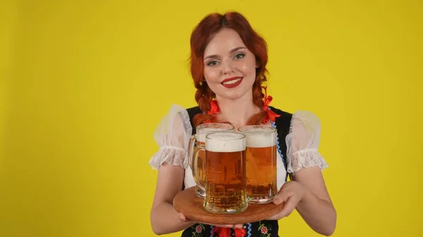 Medium Gele Achtergrond Geïsoleerd Schot Van Een Jonge Duitse Vrouw — Stockfoto