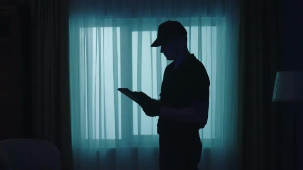 Olay Yeri Yaratıcılığı Kavramı Tabletli Bir Polis Karanlık Oturma Odasında — Stok video