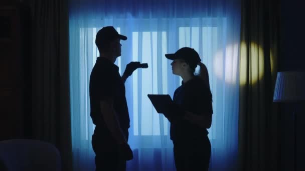 Concept Créatif Scène Crime Des Policiers Debout Dans Salon Obscur — Video