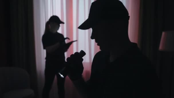 Kreativt Koncept För Brottsplatsen Fokusera Mannen Med Ficklampa Som Gör — Stockvideo
