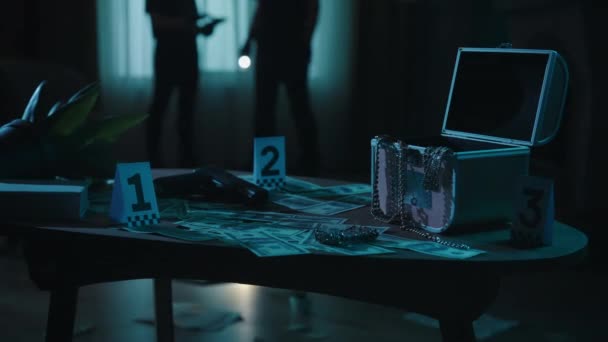 Concept Créatif Scène Crime Gros Plan Table Dans Appartement Sombre — Video