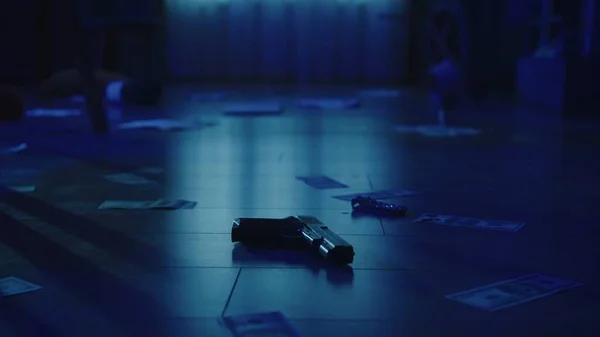 犯罪现场创意的概念 在昏暗的房间里 用蓝色的灯光拍摄着非法犯罪物品的地板 枪和珠宝放在上面 — 图库照片