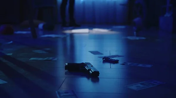 犯罪シーンクリエイティブコンセプト 暗いアパートの部屋にブルーライトが付いている違法な犯罪物が付いている床の閉鎖のショット 宝石類がその上に横たわっている 警察官 — ストック写真
