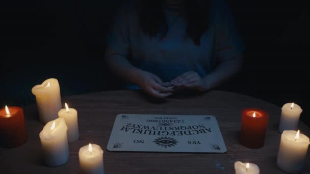 Video Das Eine Frauenfigur Bei Einer Ouija Vorstandssitzung Zeigt Einer — Stockvideo