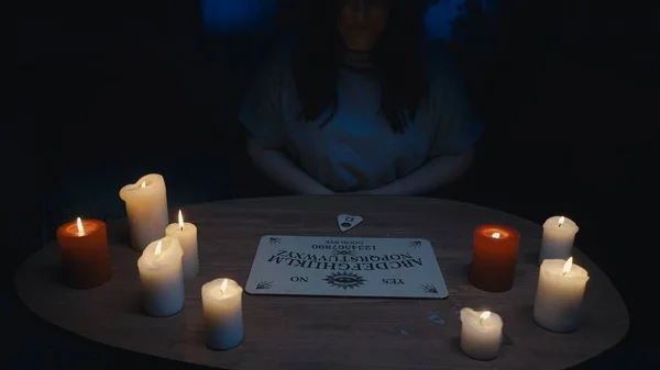 Tourné Capturant Une Silhouette Femme Ayant Une Séance Planche Ouija — Photo