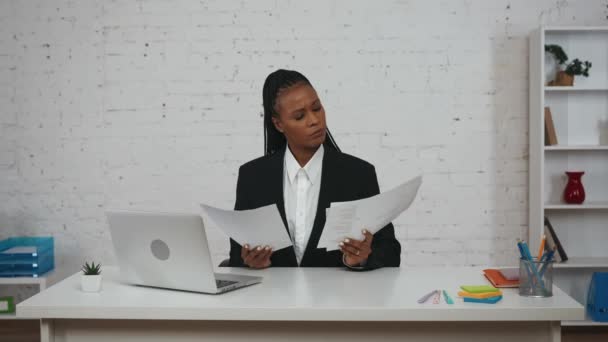 Nowoczesna Koncepcja Kreatywnej Bizneswoman Portret Młodej Afroamerykanki Biurze Kobieta Pracująca — Wideo stockowe