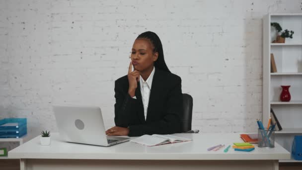 Concepto Mujer Negocios Moderna Retrato Una Joven Afroamericana Oficina Mujer — Vídeo de stock