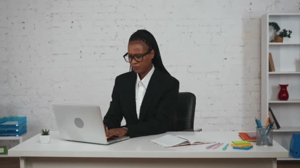 Сучасна Концепція Бізнес Леді Портрет Молодої Афроамериканки Офісі Жінка Працює — стокове відео