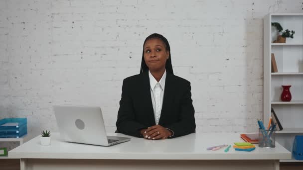 Modernes Unternehmerkonzept Porträt Einer Jungen Afroamerikanerin Büro Frau Arbeitet Laptop — Stockvideo