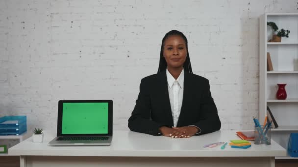 Portret Młodej Afroamerykanki Biurze Kobieta Siedząca Przy Biurku Uśmiechnięta Stojący — Wideo stockowe