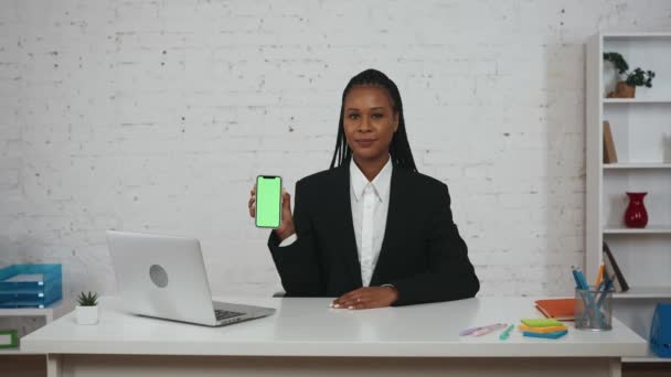 Nowoczesna Koncepcja Bizneswoman Portret Młodej Afroamerykanki Biurze Kobieta Siedząca Przy — Wideo stockowe