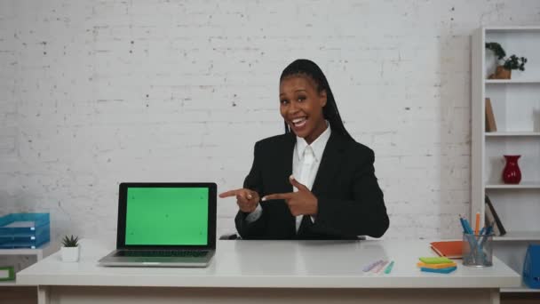 Nowoczesna Koncepcja Bizneswoman Portret Młodej Afroamerykanki Biurze Kobieta Uśmiechnięta Celująca — Wideo stockowe