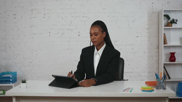 Modern Üzletasszony Koncepció Egy Fiatal Afro Amerikai Portréja Irodában Öltönyös — Stock videók