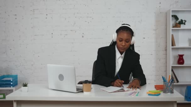 Nowoczesna Koncepcja Bizneswoman Portret Młodej Afroamerykanki Biurze Kobieta Słuchawkach Słucha — Wideo stockowe