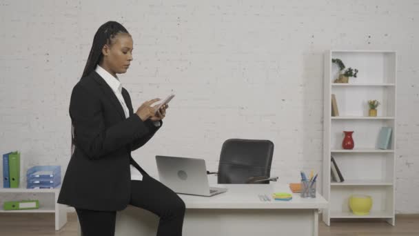Nowoczesna Koncepcja Kreatywnej Bizneswoman Portret Młodej Afroamerykanki Biurze Kobieta Siedząca — Wideo stockowe