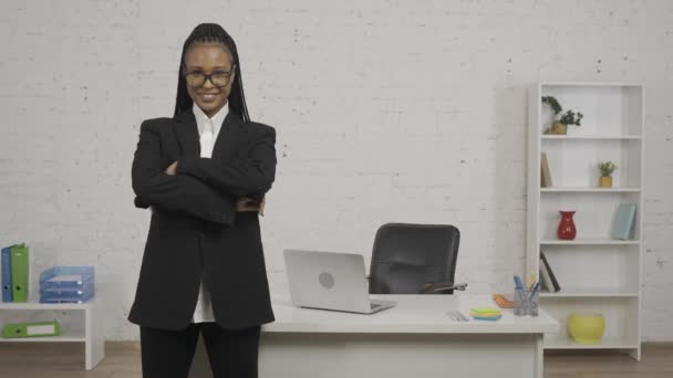 Moderní Podnikatelka Kreativní Koncept Portrét Mladé Afroameričanky Kanceláři Žena Černém — Stock video