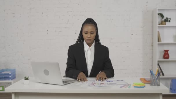 Conceito Criativo Mulher Negócios Moderna Retrato Jovem Afro Americana Escritório — Vídeo de Stock