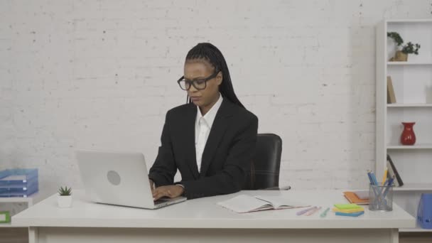 Современная Концепция Деловой Женщины Портрет Молодой Афроамериканской Женщины Офисе Женщина — стоковое видео