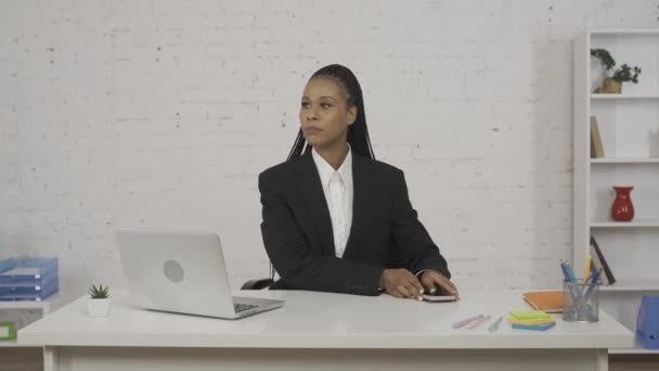 Modern Üzletasszony Koncepció Egy Fiatal Afro Amerikai Portréja Irodában Asztalnál — Stock videók