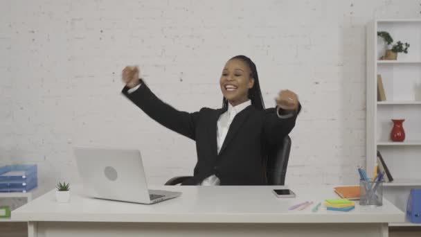 現代のビジネスマンコンセプト オフィスの若いアフリカ系アメリカ人女性の肖像画 ラップトップで働く女性は 素晴らしいニュースを受け取り 空気中の微笑みを浮かべ 幸せな喜びの表情を浮かべました Hdrについて — ストック動画