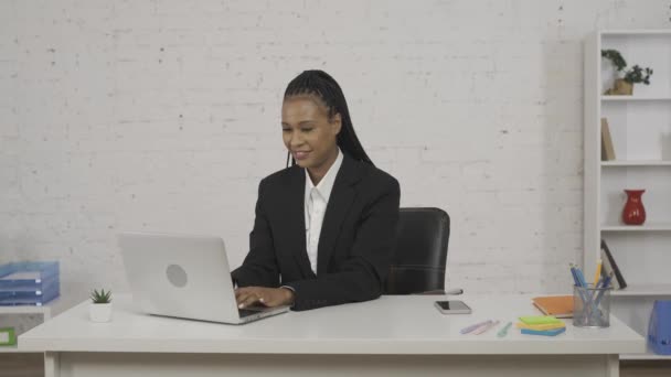 Moderní Podnikatelský Koncept Portrét Mladé Afroameričanky Kanceláři Žena Stolu Pracuje — Stock video