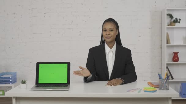 Nowoczesna Koncepcja Bizneswoman Portret Młodej Afroamerykanki Biurze Kobieta Siedząca Przy — Wideo stockowe