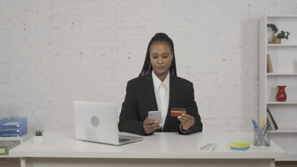 Compras Línea Concepto Creativo Retrato Una Joven Afroamericana Oficina Mujer — Vídeos de Stock