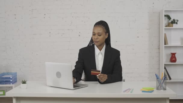 Kreatywna Koncepcja Zakupów Online Portret Młodej Afroamerykanki Biurze Kobieta Kartą — Wideo stockowe