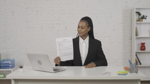 現代のビジネスマンコンセプト オフィスの若いアフリカ系アメリカ人女性の肖像画 カメラでOkジェスチャーを示すことを指し 紙の契約を保持する笑顔の表情を持つ女性 — ストック動画