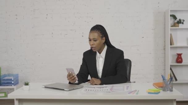 Modernt Affärskvinnligt Koncept Porträtt Ung Afroamerikansk Kvinna Kontoret Kvinna Som — Stockvideo