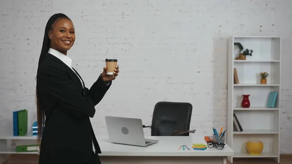Nowoczesna Koncepcja Kreatywnej Bizneswoman Portret Młodej Afroamerykanki Biurze Kobieta Czarnym — Zdjęcie stockowe