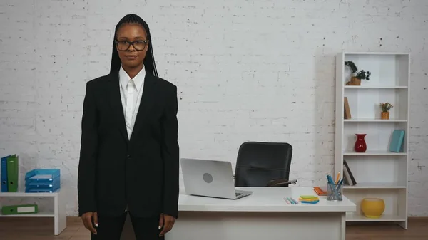 Moderní Podnikatelka Kreativní Koncept Portrét Mladé Afroameričanky Kanceláři Žena Černém — Stock fotografie