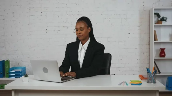 现代女商人的创意概念 办公室里年轻非洲裔美国女性的画像 在办公桌前的笔记本电脑上 穿着西装 面容专注的女人在工作 — 图库照片