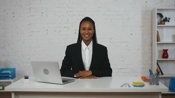 现代女商人的创意概念 办公室里年轻非洲裔美国女性的画像 穿着西服 面带微笑的女人坐在办公桌前 看着相机 — 图库照片