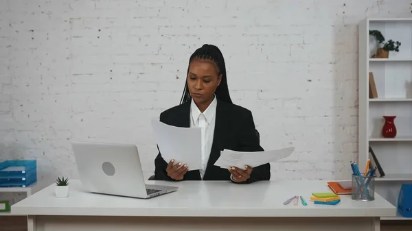 现代女商人的创意概念 办公室里年轻非洲裔美国女性的画像 妇女坐在办公桌前 处理文件 阅读文件 — 图库照片