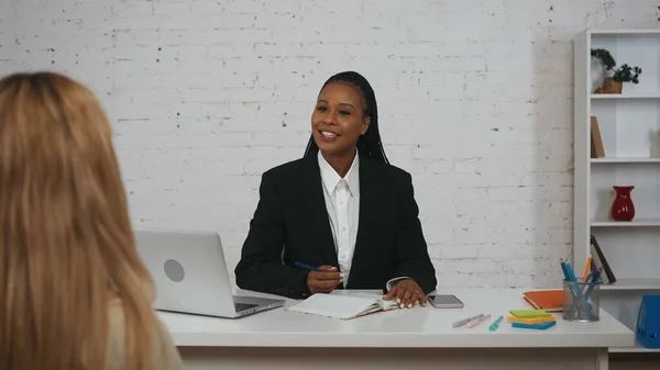 Nowoczesna Koncepcja Bizneswoman Portret Młodej Afroamerykanki Biurze Kobieta Przeprowadza Wywiad — Zdjęcie stockowe